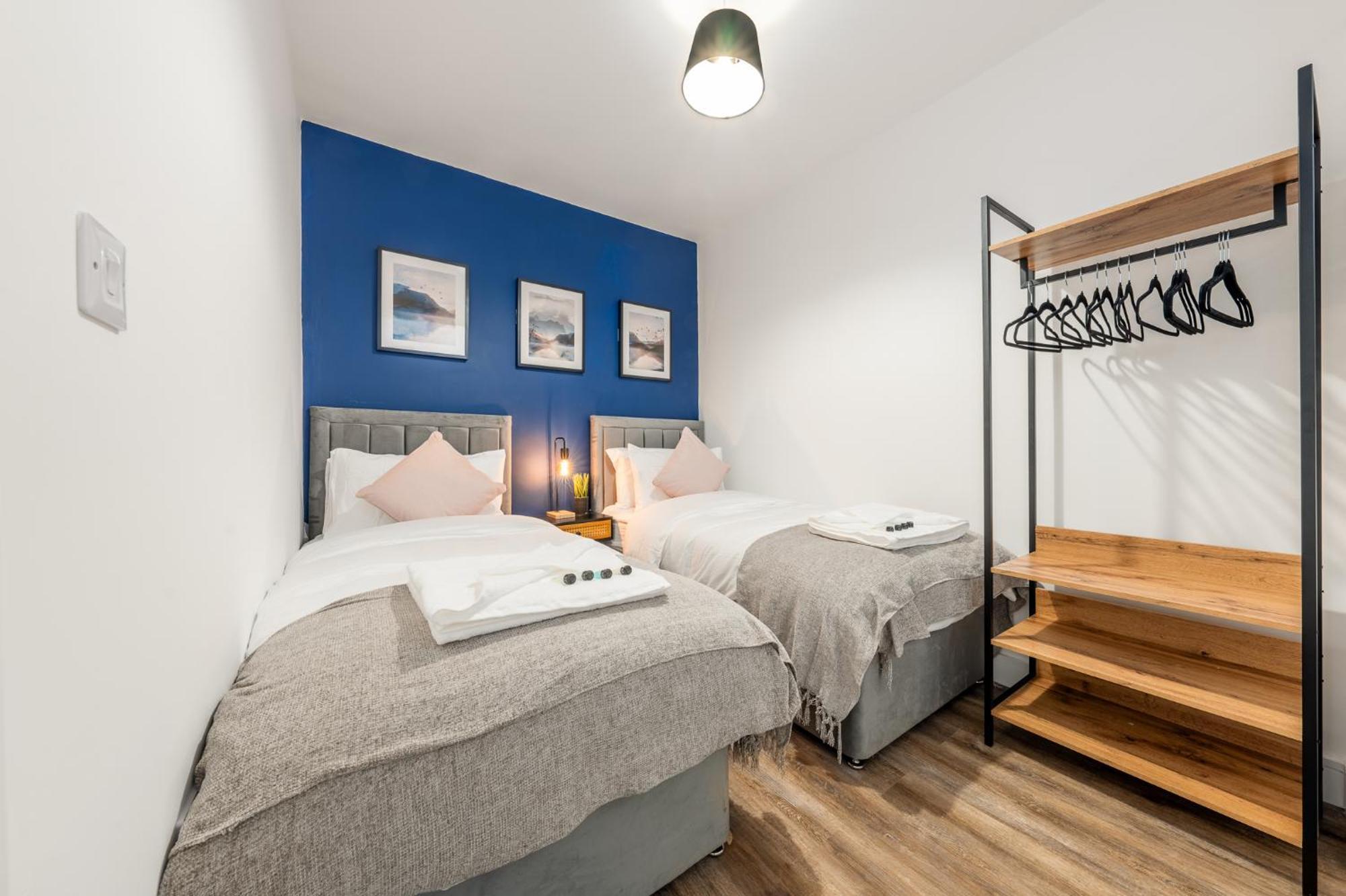 The Hertfordshire Hideaway - Entire - Free Parking - 2 Bedroom 2 Bathroom - 20minutes Into London Apartment Potters Bar