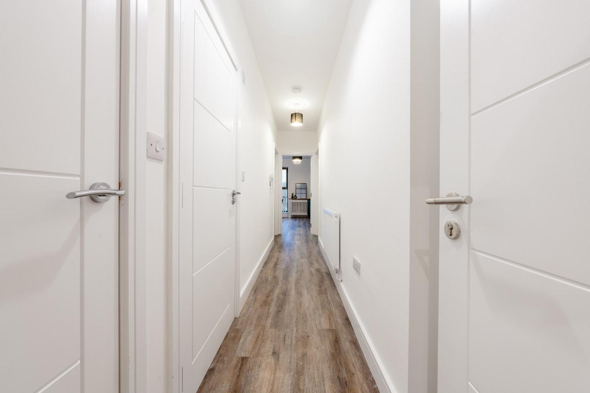 The Hertfordshire Hideaway - Entire - Free Parking - 2 Bedroom 2 Bathroom - 20minutes Into London Apartment *