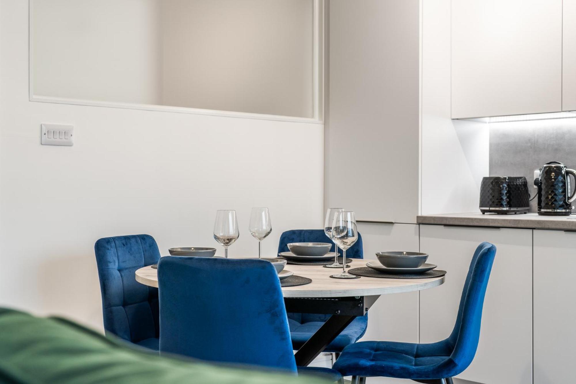 The Hertfordshire Hideaway - Entire - Free Parking - 2 Bedroom 2 Bathroom - 20minutes Into London *